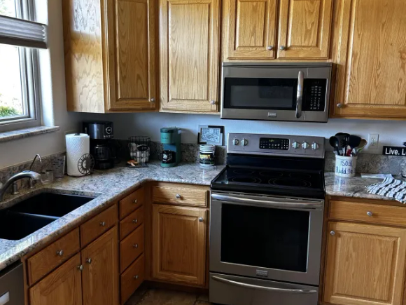Kitchen with dated oak cabinets before refinishing