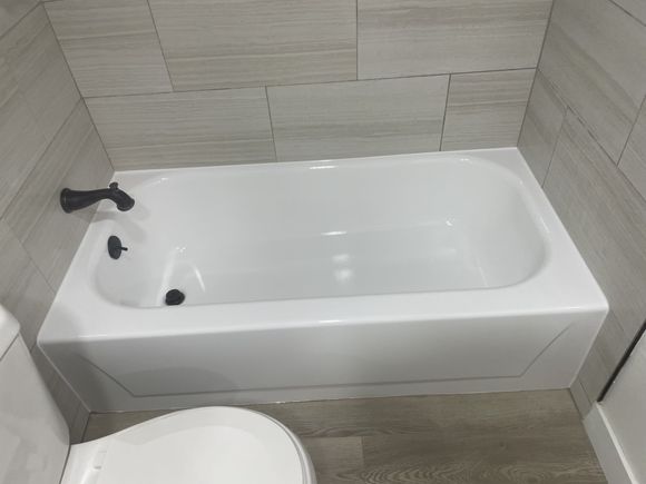 Same bathtub with a fresh, glossy white finish